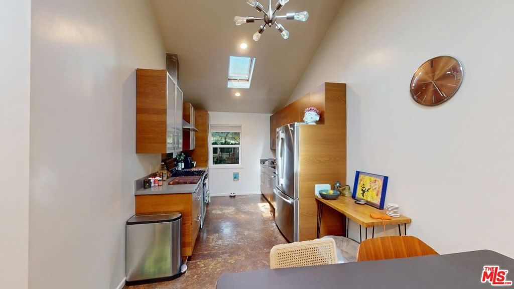 Image 22 of property listing at 320 Grand Boulevard, Los Angeles, CA 90291