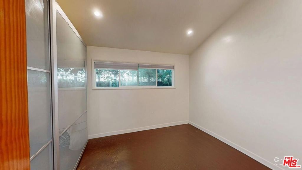 Image 24 of property listing at 320 Grand Boulevard, Los Angeles, CA 90291