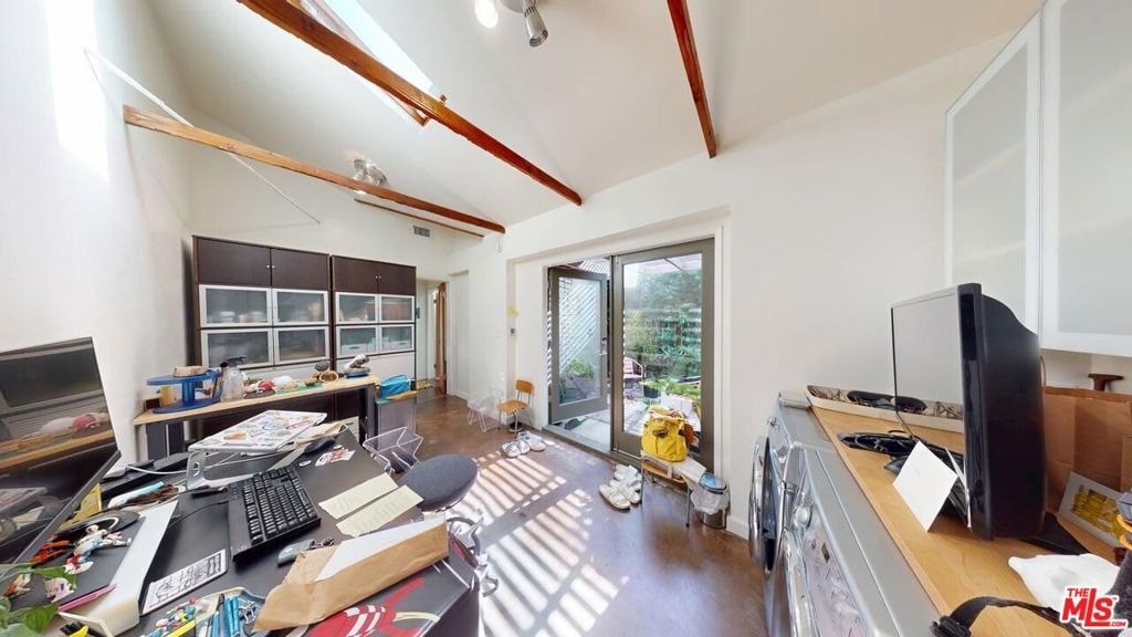 Image 27 of property listing at 320 Grand Boulevard, Los Angeles, CA 90291