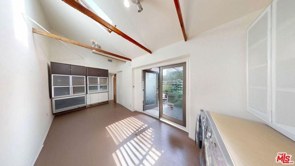 Image 28 of property listing at 320 Grand Boulevard, Los Angeles, CA 90291
