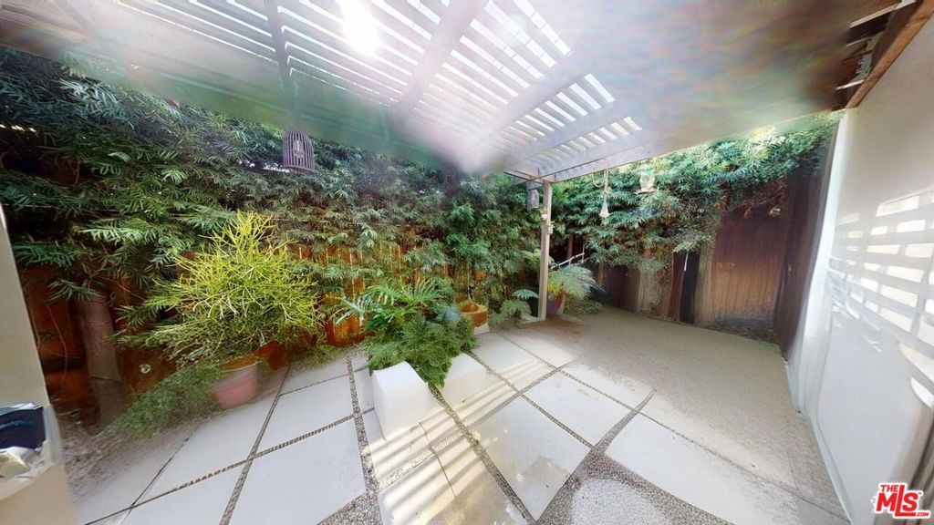 Image 29 of property listing at 320 Grand Boulevard, Los Angeles, CA 90291