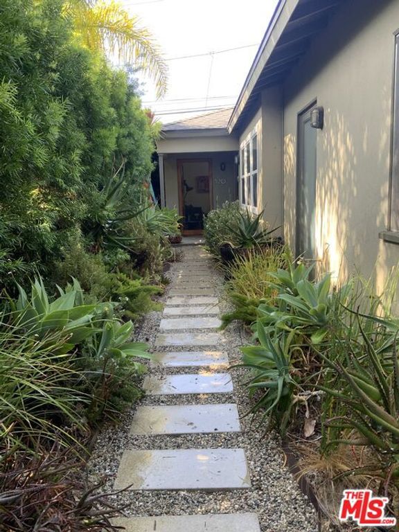Image 3 of property listing at 320 Grand Boulevard, Los Angeles, CA 90291