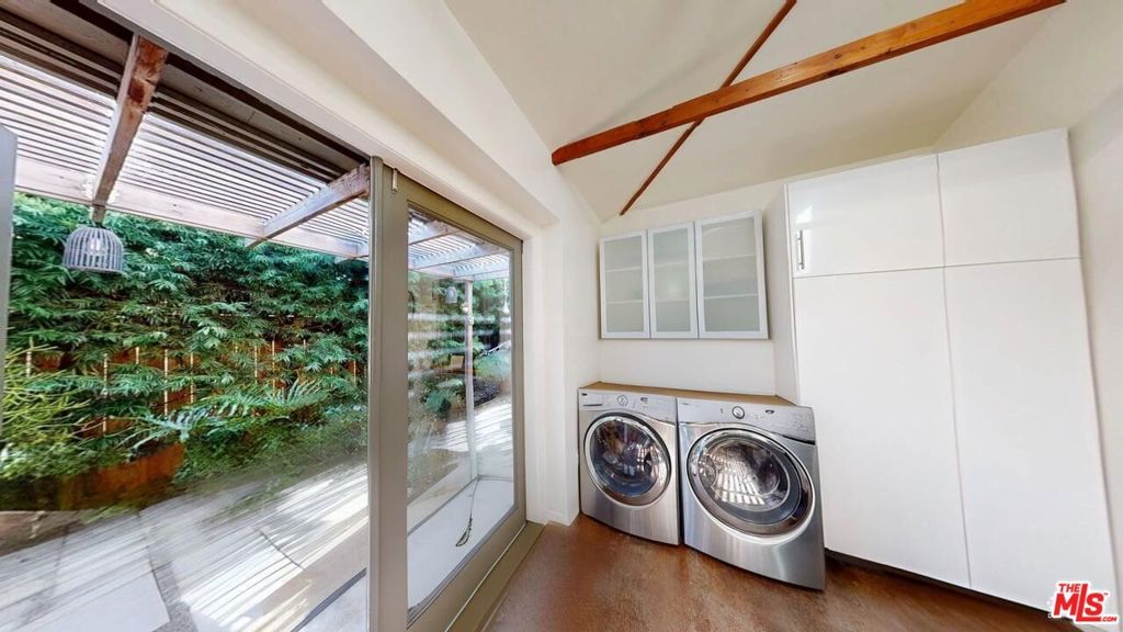 Image 30 of property listing at 320 Grand Boulevard, Los Angeles, CA 90291