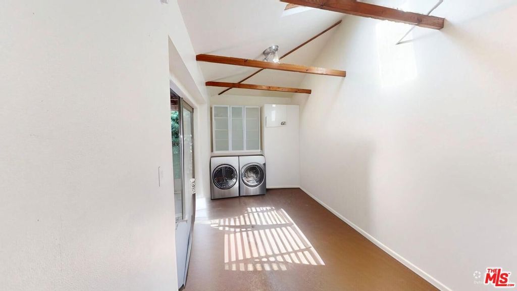Image 31 of property listing at 320 Grand Boulevard, Los Angeles, CA 90291