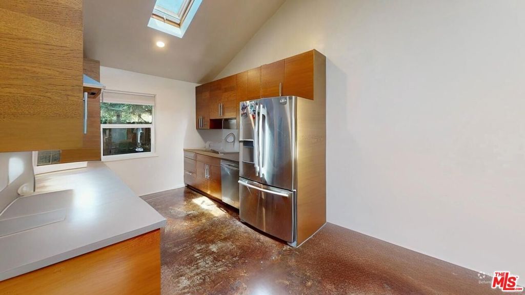 Image 33 of property listing at 320 Grand Boulevard, Los Angeles, CA 90291