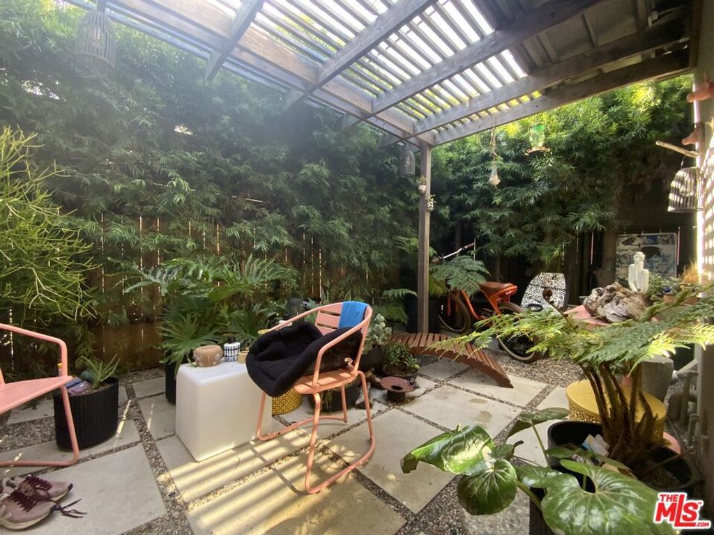Image 34 of property listing at 320 Grand Boulevard, Los Angeles, CA 90291