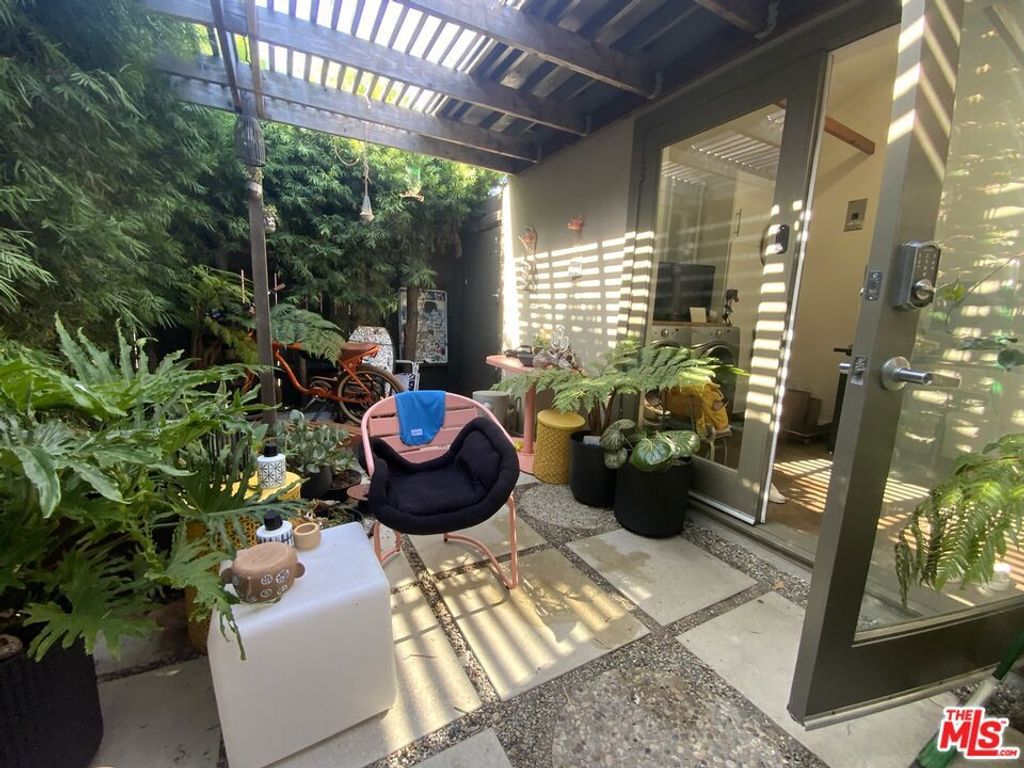 Image 35 of property listing at 320 Grand Boulevard, Los Angeles, CA 90291