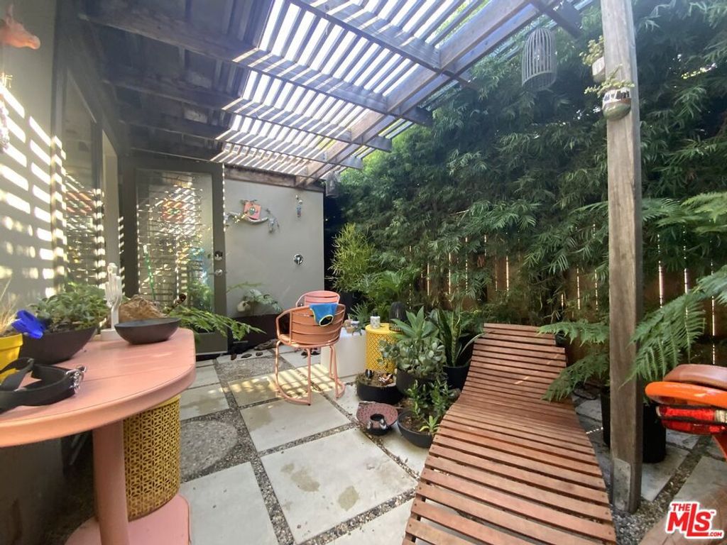 Image 36 of property listing at 320 Grand Boulevard, Los Angeles, CA 90291