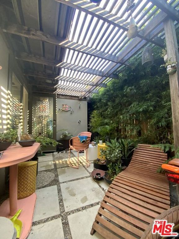 Image 37 of property listing at 320 Grand Boulevard, Los Angeles, CA 90291