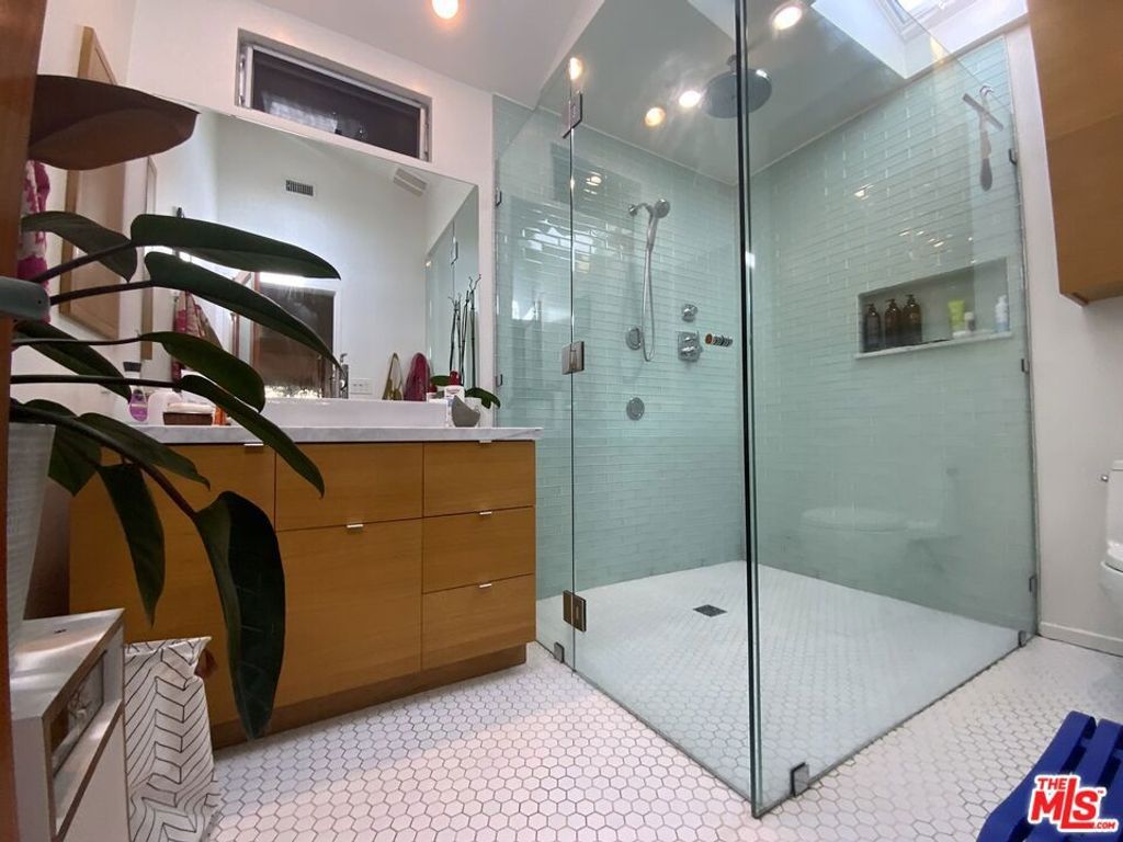 Image 38 of property listing at 320 Grand Boulevard, Los Angeles, CA 90291
