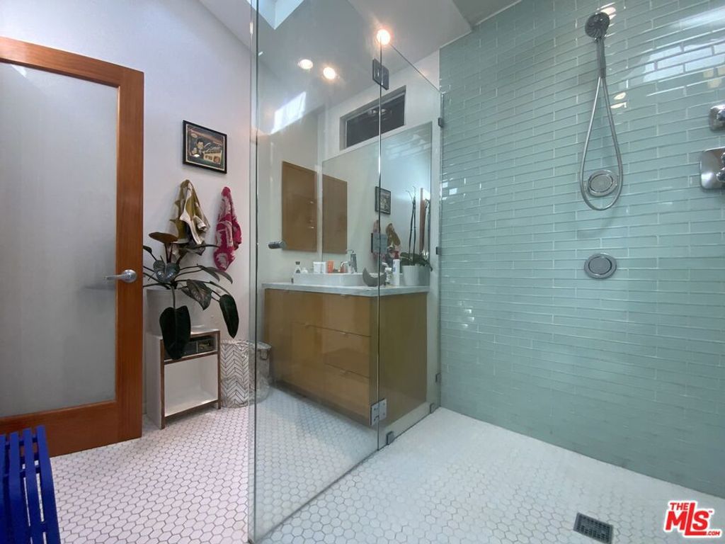 Image 39 of property listing at 320 Grand Boulevard, Los Angeles, CA 90291
