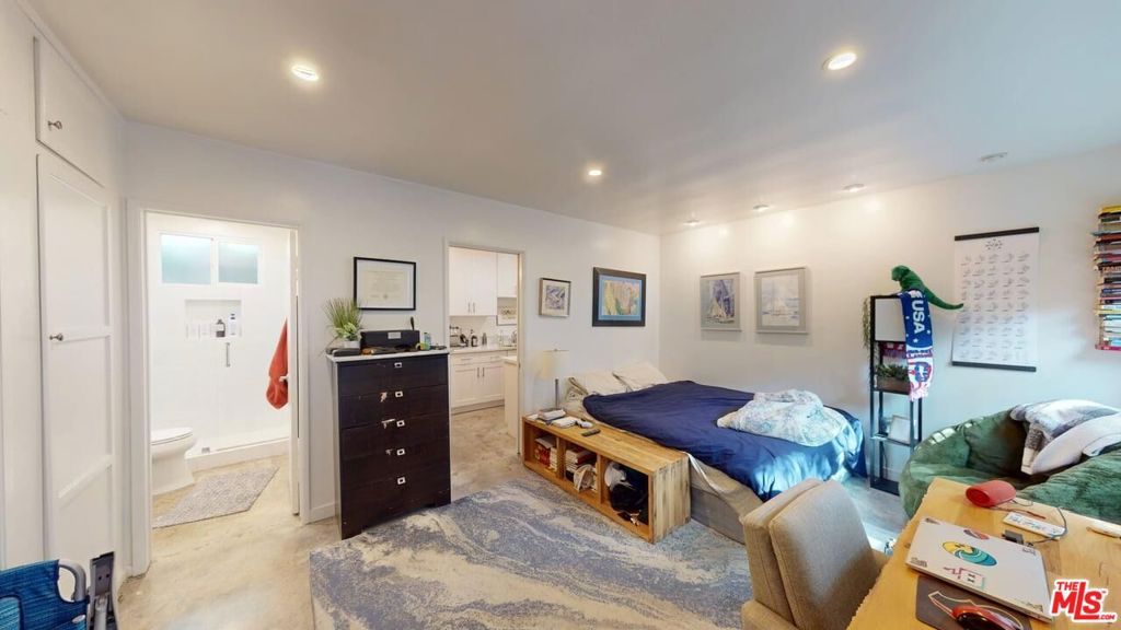 Image 40 of property listing at 320 Grand Boulevard, Los Angeles, CA 90291