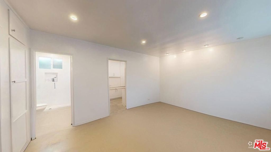 Image 41 of property listing at 320 Grand Boulevard, Los Angeles, CA 90291