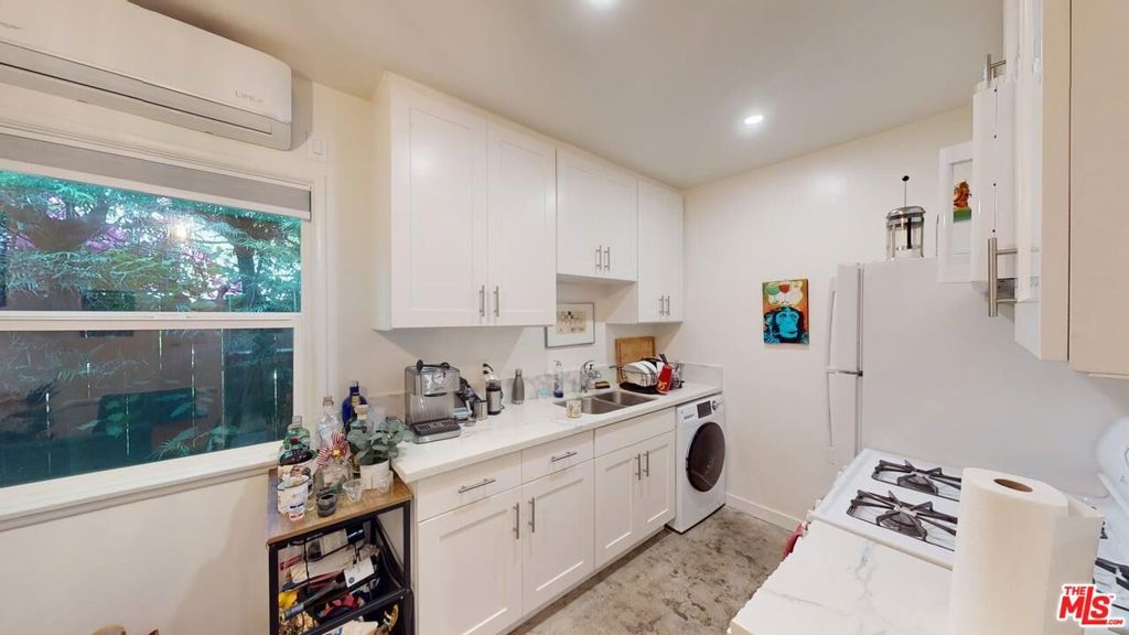 Image 44 of property listing at 320 Grand Boulevard, Los Angeles, CA 90291