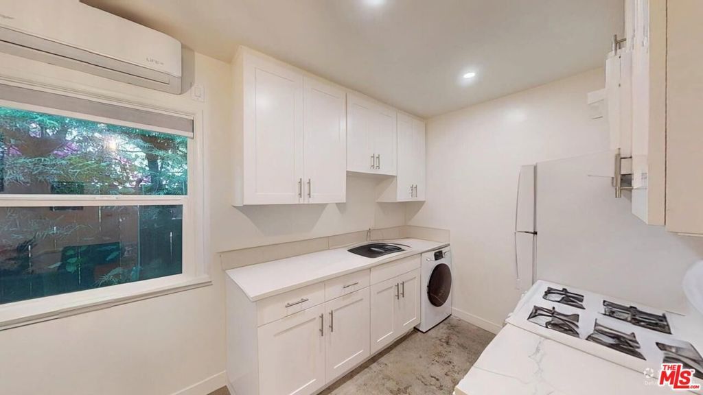 Image 45 of property listing at 320 Grand Boulevard, Los Angeles, CA 90291