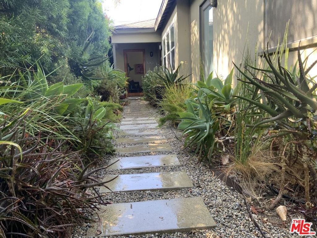Image 5 of property listing at 320 Grand Boulevard, Los Angeles, CA 90291