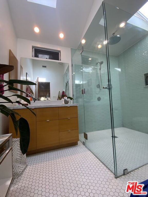 Image 52 of property listing at 320 Grand Boulevard, Los Angeles, CA 90291