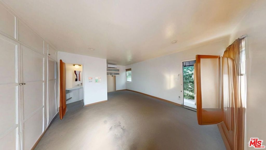 Image 54 of property listing at 320 Grand Boulevard, Los Angeles, CA 90291