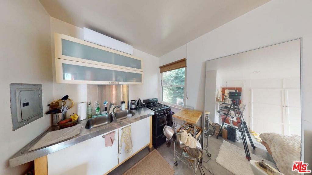 Image 56 of property listing at 320 Grand Boulevard, Los Angeles, CA 90291