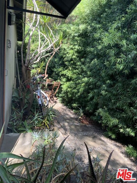 Image 6 of property listing at 320 Grand Boulevard, Los Angeles, CA 90291
