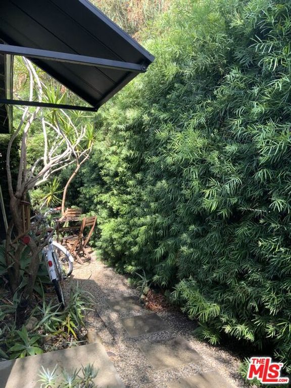 Image 7 of property listing at 320 Grand Boulevard, Los Angeles, CA 90291