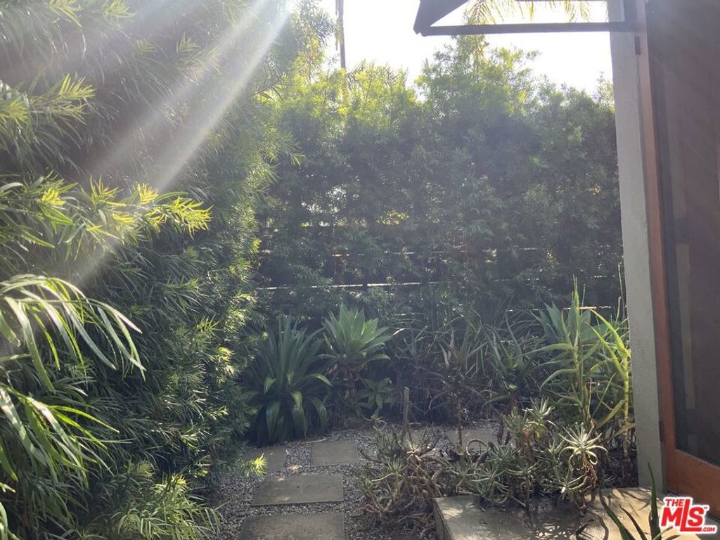 Image 8 of property listing at 320 Grand Boulevard, Los Angeles, CA 90291