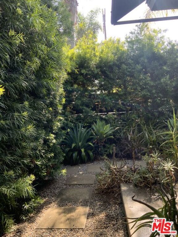 Image 9 of property listing at 320 Grand Boulevard, Los Angeles, CA 90291