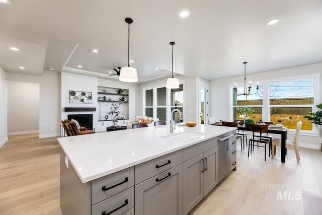 992 E Crescendo St, Meridian, ID 83642