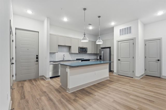 1950 Winrock Boulevard C1, Houston, TX 77057
