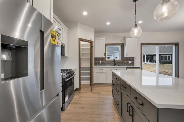 2407 WHISPERING WIND LANE, Green Bay, WI 54303