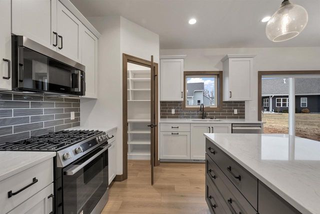 2407 WHISPERING WIND LANE, Green Bay, WI 54303