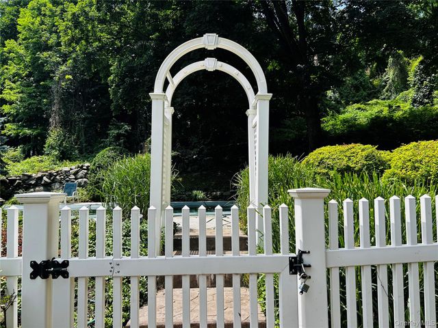 120 Cedar Drive E, Briarcliff Manor, NY 10510