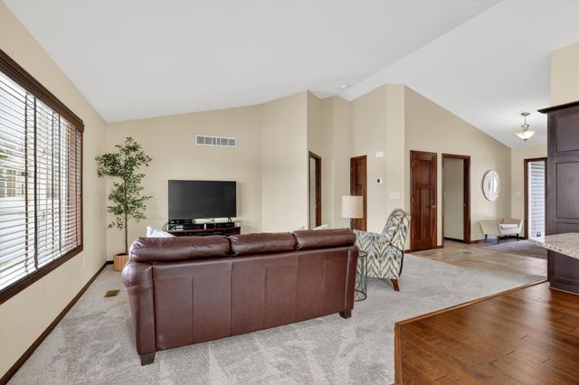 481 Manor Garden Lane NW, Rochester, MN 55901