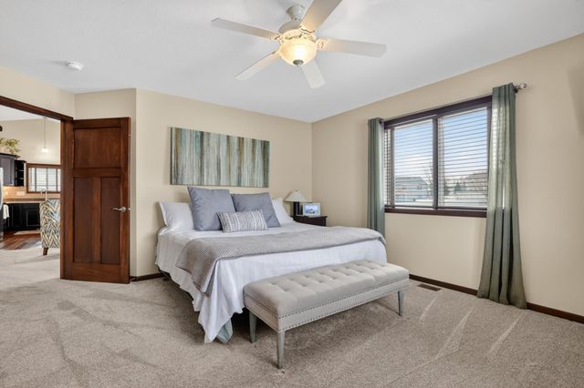 481 Manor Garden Lane NW, Rochester, MN 55901