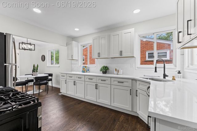 22121 Whitmore Street, Oak Park, MI 48237