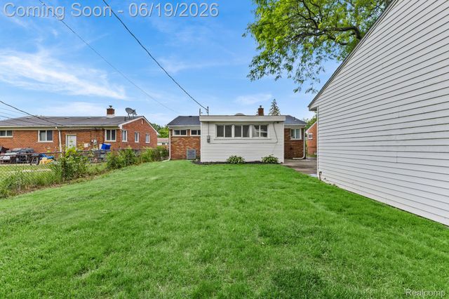 22121 Whitmore Street, Oak Park, MI 48237