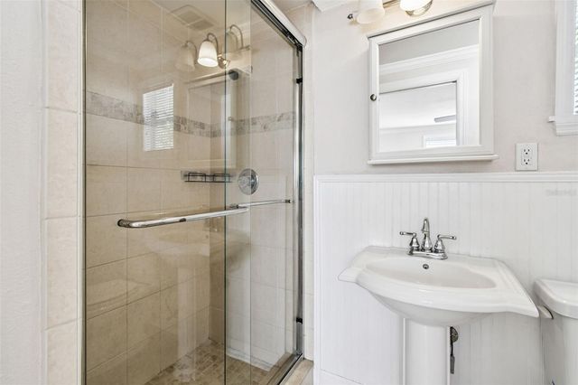 6817 N STERLING AVENUE, Tampa, FL 33614