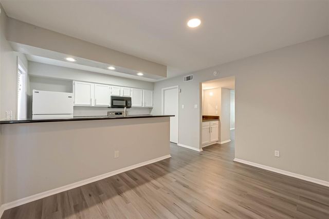 5917 Fairdale Lane 14, Houston, TX 77057