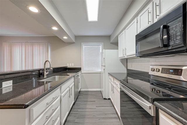 5917 Fairdale Lane 14, Houston, TX 77057