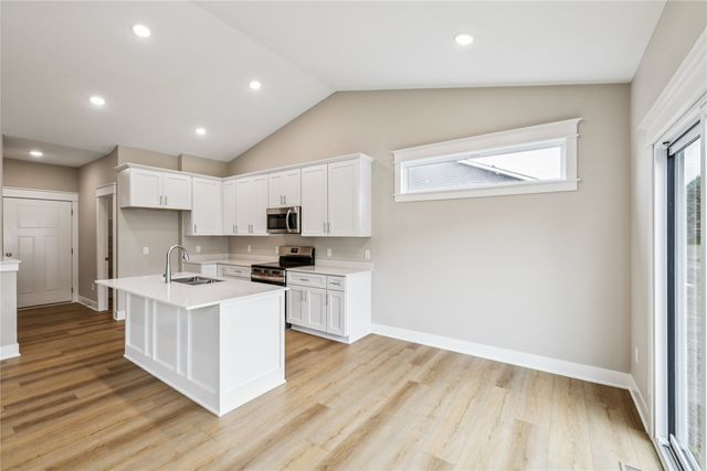 2311 N 8th Avenue E, Newton, IA 50208