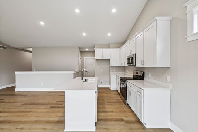 2311 N 8th Avenue E, Newton, IA 50208