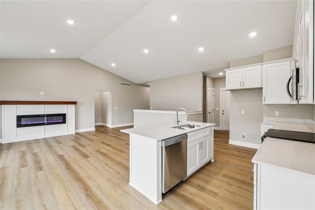 2311 N 8th Avenue E, Newton, IA 50208