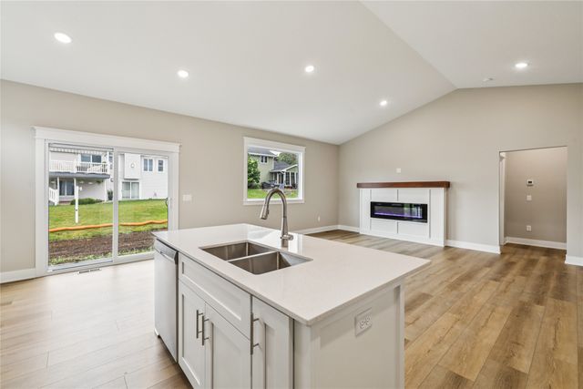 2311 N 8th Avenue E, Newton, IA 50208