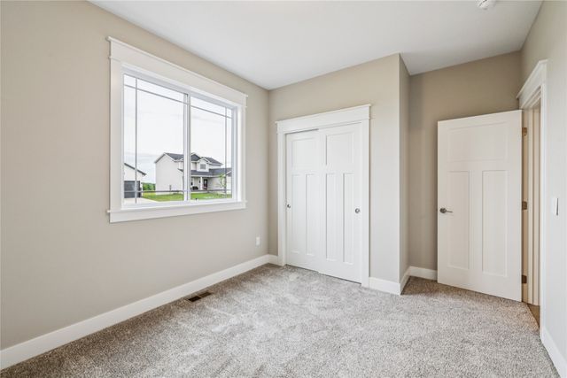 2311 N 8th Avenue E, Newton, IA 50208