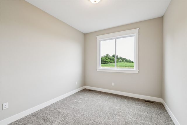 2311 N 8th Avenue E, Newton, IA 50208