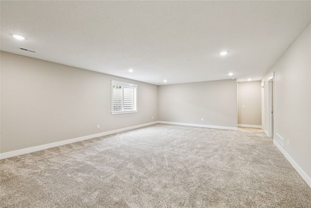 2311 N 8th Avenue E, Newton, IA 50208