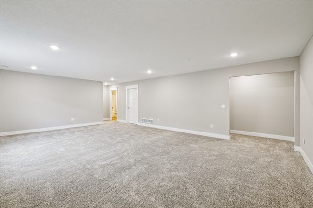 2311 N 8th Avenue E, Newton, IA 50208