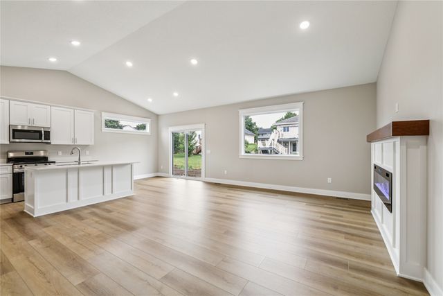 2311 N 8th Avenue E, Newton, IA 50208