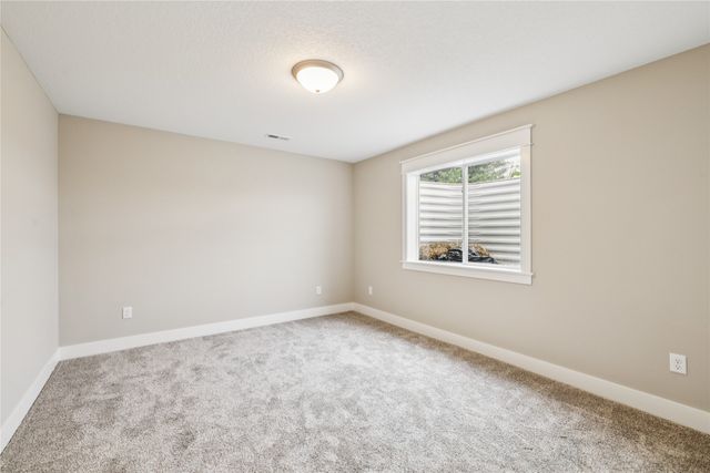 2311 N 8th Avenue E, Newton, IA 50208