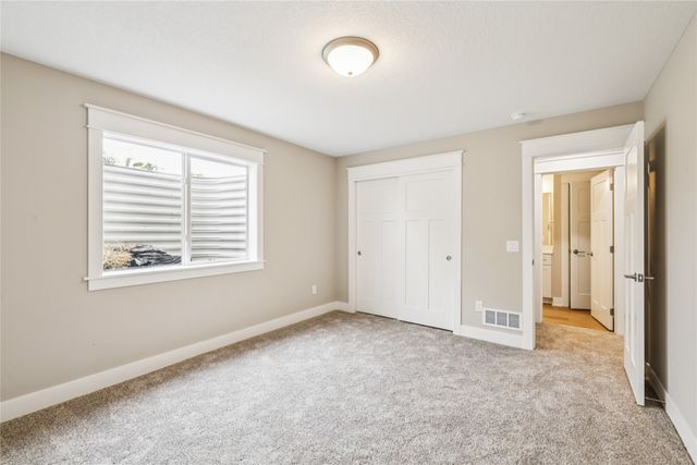 2311 N 8th Avenue E, Newton, IA 50208